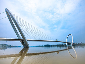 青奥滨江步行桥“南京眼”